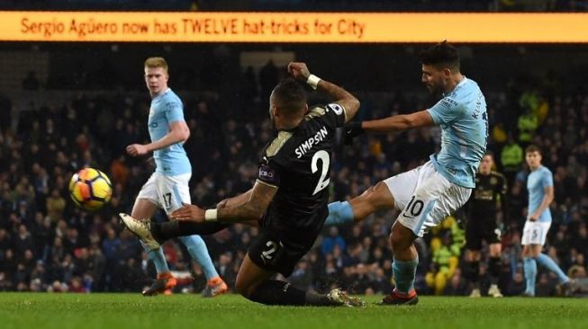 Sergio Aguero melepaskan tembakan ke gawang Leicester City [AFP]