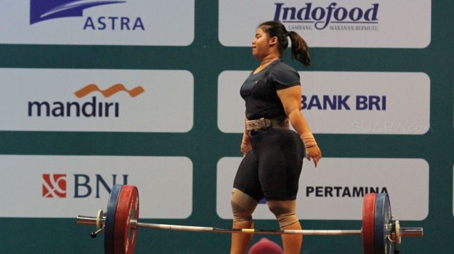 Lifter Indonesia Melinda Gusti melakukan angkatan clean and jerk pada nomor angkat besi putri 75 kg 18th Asian Games Invitation Tournament di JiExpo, Jakarta, Senin (12/2