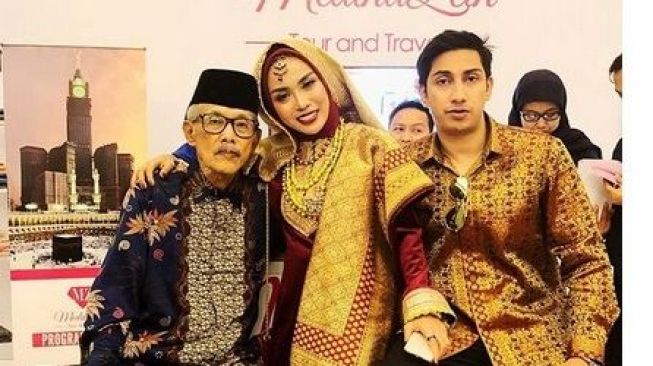 Medina Zein bersama kakeknya dan suami, Lukman Azhari. (Foto: @medinazein/Instagram)