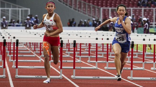 Atlet lari gawang 100m Emilia Nova melawan Hsieh Hsi En dari Taiwan, (11/2). (Suara.com/Kurniawan M)