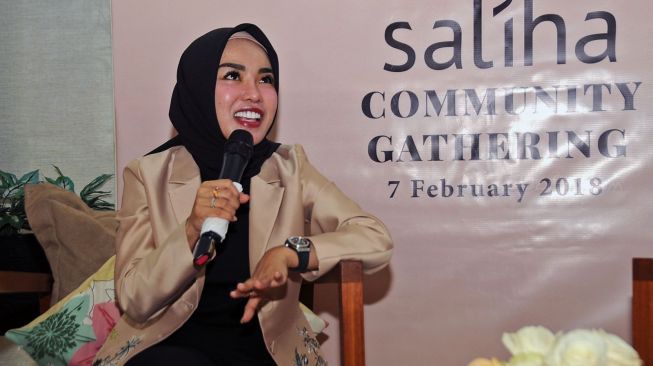 Medina Zein saat menjadi pembicara di acara Saliha Community Gathering, di Hong Kong Cafe, Jakarta Pusat, (7/2/2018). (Suara.com/Dinda Rachmawati)
