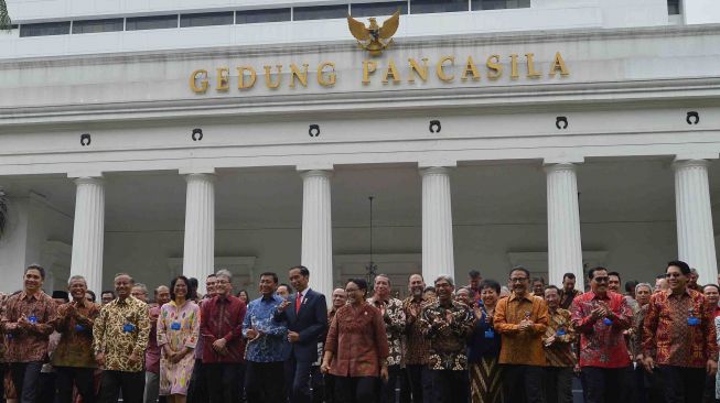 Presiden Joko WIdodo (tengah) berbincang dengan Menko Polhukam Wiranto (keenam kiri), Menteri Luar Negeri Retno LP Marsudi (keenam kanan), Wamenlu A.M. Fachir (kelima kanan) serta kepala perwakilan Indonesia seusai berfoto bersama dalam rangka pembukaan rapat kerja Kepala Perwakilan Republik Indonesia (KEPPRI) di Gedung Pancasila, Kemenlu, Jakarta, Senin (12/2). 