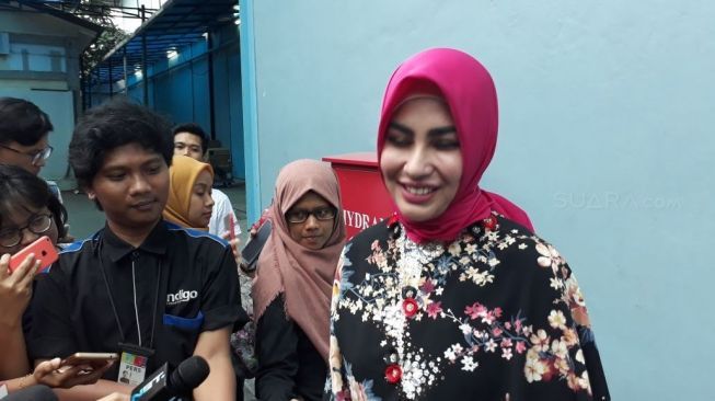 Artis kartika Putri cantik berhijab. [suara.com/Wahyu]