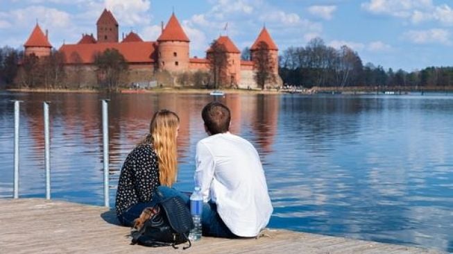 Pasangan sedang menikmati liburan romantis di Vilnius, Lithuania. (Shutterstock)