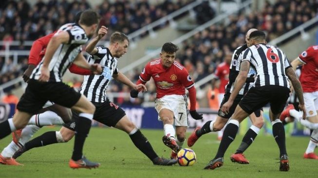 Alexis Sanchez mencoba melepaskan tembakan di tengah kepungan pemain Newcastle [AFP]