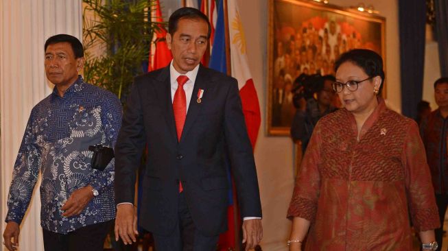 Presiden Joko WIdodo (tengah) berbincang dengan Menko Polhukam Wiranto (kiri) dan Menteri Luar Negeri Retno LP Marsudi sebelum membuka rapat kerja Kepala Perwakilan Republik Indonesia (KEPPRI) di Gedung Pancasila, Kemenlu, Jakarta, Senin (12/2). 