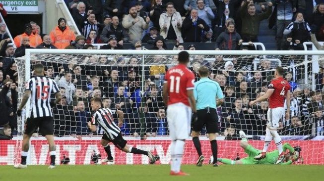 Pemain Newcastle United Matt Ritchie menjebol gawang MU yang dikawal David De Gea [AFP]