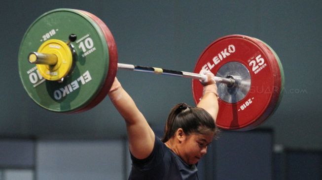 Pada nomor angkat besi putri 75 kg.