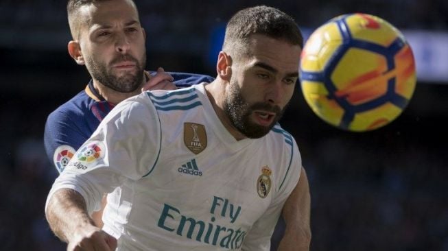 Pemain Real Madrid Daniel Carvajal berebut bola dengan pemain Barcelona Jordi Alba (belakang) di el Clasico [AFP]