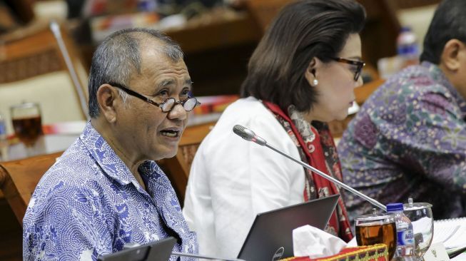 Ketua Komisi Pemberantasan Korupsi (KPK) Agus Rahardjo bersama Wakil Ketua KPK Basaria Panjaitan mengikuti rapat dengar pendapat dengan Komisi III DPR di Kompleks Parlemen, Senayan, Jakarta, Senin (12/2).