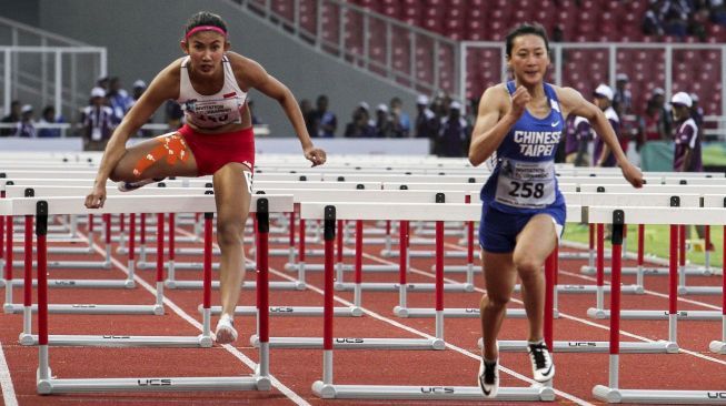 Atlet lari gawang 100m Emilia Nova melawan Hsieh Hsi En dari Taiwan, (11/2). (Suara.com/Kurniawan M)