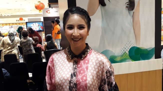 Ini Manfaat Belanja Bagi Novita Angie