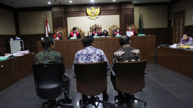 Anggota DPR Agun Gunandjar Sudarsa memberikan kesaksian saat sidang lanjutan kasus korupsi pengadaan e-KTP dengan terdakwa Setya Novanto di Pengadilan Tipikor Jakarta, Senin (12/2).