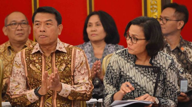 Menteri Keuangan Sri Mulyani (kanan) dan Kepala Staf Kepresidenan Moeldoko mengikuti Sidang Kabinet Paripurna di Istana Negara Jakarta, Senin (12/2). 