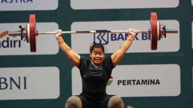 Lifter Indonesia Melinda Gusti melakukan angkatan clean and jerk pada nomor angkat besi putri 75 kg 18th Asian Games Invitation Tournament di JiExpo, Jakarta, Senin (12/2