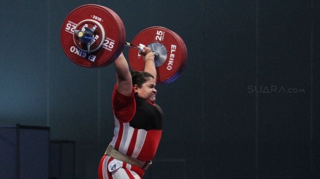 Lifter Indonesia Nurul Akmal melakukan angkatan snatch pada nomor angkat besi putri +75 kg 18th Asian Games Invitation Tournament di JiExpo, Jakarta, Senin (12/2) .