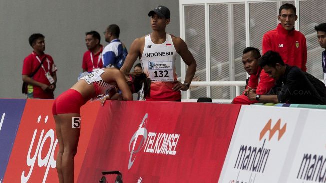 Atlet lari gawang 100m Emilia Nova melawan Hsieh Hsi En dari Taiwan, (11/2). (Suara.com/Kurniawan M)