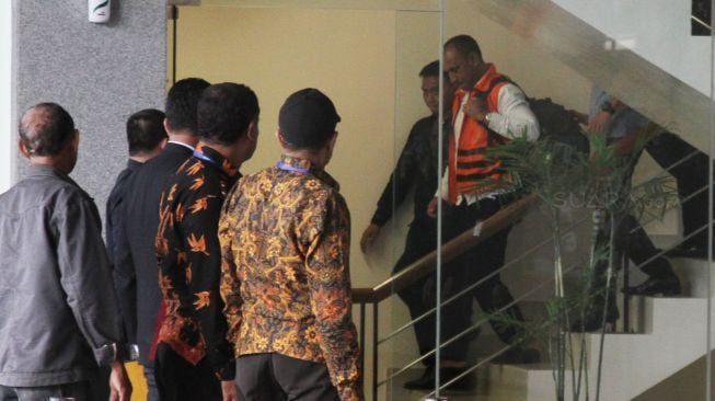 Bupati Ngada yang juga bakal calon Gubernur NTT Marianus Sae usai menjalani pemeriksaan 1x24 jam di Gedung KPK, Jakarta, Senin (12/2).