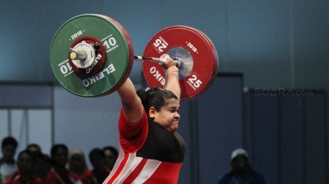 Lifter Indonesia Nurul Akmal melakukan angkatan snatch pada nomor angkat besi putri +75 kg 18th Asian Games Invitation Tournament di JiExpo, Jakarta, Senin (12/2) .