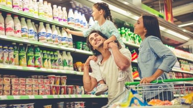 Ilustrasi keluarga belanja di supermarket. (Shutterstock)