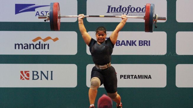 Lifter Indonesia Melinda Gusti melakukan angkatan clean and jerk pada nomor angkat besi putri 75 kg 18th Asian Games Invitation Tournament di JiExpo, Jakarta, Senin (12/2