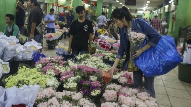 Pembeli memilih bunga di Pasar Bunga Rawa Belong, Jakarta Barat, Selasa (13/2). 