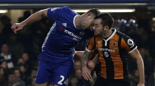 Pemain Chelsea Gary Cahill (kiri) dan gelandang Hull City Ryan Mason berbenturan kepala saat laga di Stamford Bridge (22/1/2017). Adrian DENNIS / AFP