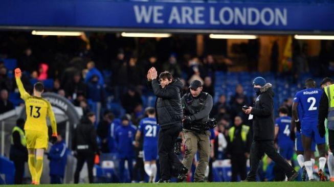 Manajer Chelsea Antonio Conte usai timnya berhasil mengalahkan West Brom di Stamford Bridge [AFP]