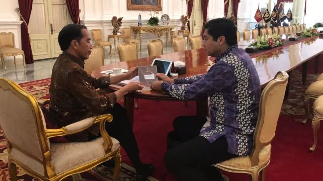 Ketua Steering Committee (SC) Piala Presiden 2018 Maruarar Sirait memberikan undangan untuk Presiden Jokowi (dok. Piala Presiden).