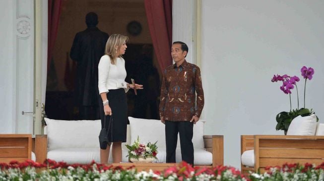 Presiden Joko Widodo (kanan) bersama Utusan Khusus Perserikatan Bangsa-Bangsa (PBB) untuk Inklusi Keuangan Ratu Maxima (kiri) melakukan 'Veranda Talk' di Istana Merdeka, Jakarta, Selasa (13/2). 