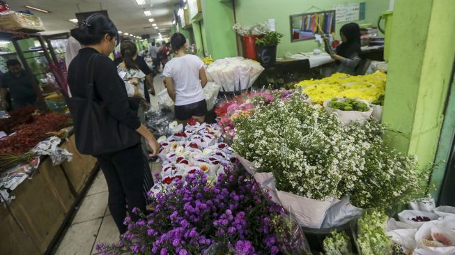 Pembeli memilih bunga di Pasar Bunga Rawa Belong, Jakarta Barat, Selasa (13/2). 