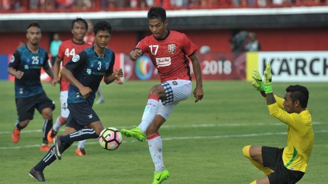 Pemain Bali United I Nyoman Sukarja (tengah) berebut bola dengan penjaga gawang Yangon United Kyaw Zin Htet (kanan) dalam laga Grup G Piala AFC 2018 di Stadion I Wayan Dipta, Gianyar, Bali, Selasa (13/2). ANTARA FOTO/Nyoman Budhiana.