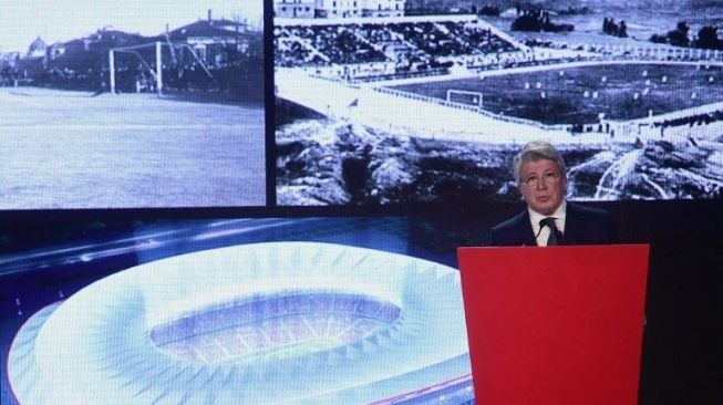 Presiden Atletico Madrid Enrique Cerezo meresmikan stadion Wanda Metropolitano yang baru selesai dipugar [AFP]