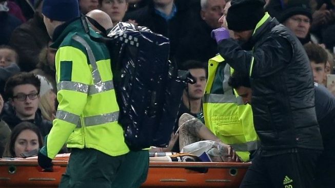 Gelandang Hull City Ryan Mason ditandu keluar setelah berbenturan kepala dengan Gary Cahill saat laga di Stamford Bridge. DANIEL LEAL-OLIVAS / AFP