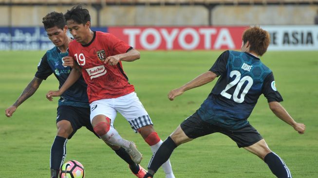 Pemain Bali United Hanis Sagara Putra (tengah) berebut bola dengan pesepak bola Yangon United Suan Lam Mang (kiri) dan Kosuke Yamazaki (kanan) di laga Grup G Piala AFC 2018 di Stadion I Wayan Dipta, Gianyar, Bali, Selasa (13/2). ANTARA FOTO/Nyoman Budhiana.