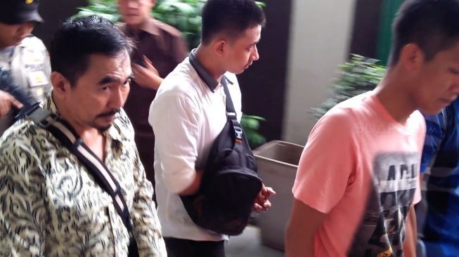 Gatot Brajamusti saat akan menjalani sidang. (Ismail/Suara.com)