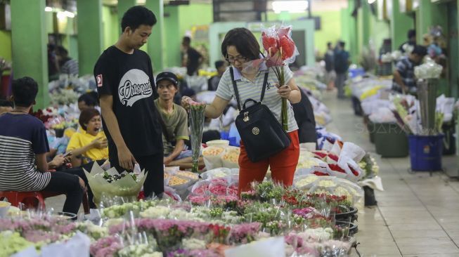 Pembeli memilih bunga di Pasar Bunga Rawa Belong, Jakarta Barat, Selasa (13/2). 