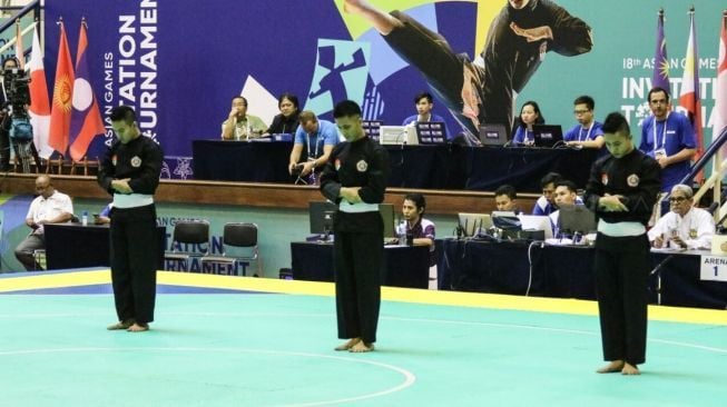 Trio Pesilat Indonesia, Anggi Faisal Mubarok-Nunu Nugraha-Asep Yuldan Sani, menyumbang medali emas nomor seni regu putra pencak silat test event Asian Games 2018 di Padepokan Pencak Silat, Taman Mini, Jakarta, Rabu (14/2). [Suara.com/Syaiful Rachman]