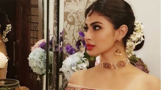 Mouni Roy Hengkang dari Serial Naagin, Ini Alasannya