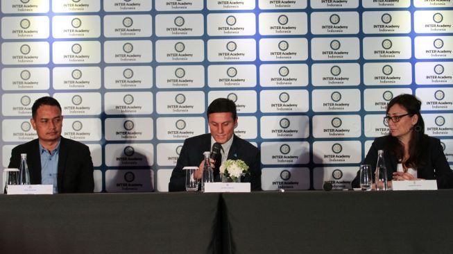 Wakil Presiden Inter Milan Javier Zanetti saat peluncuran Inter Academy Indonesia di Jakarta, Rabu (14/2). 