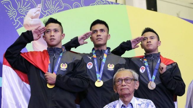 Trio Pesilat Indonesia, Anggi Faisal Mubarok-Nunu Nugraha-Asep Yuldan Sani, menyumbang medali emas nomor seni regu putra pencak silat test event Asian Games 2018 di Padepokan Pencak Silat, Taman Mini, Jakarta, Rabu (14/2). [Suara.com/Syaiful Rachman]