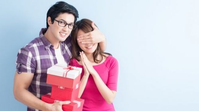 Kejutan berupa hadiah atau kado di Hari Valentine. (Shutterstock)