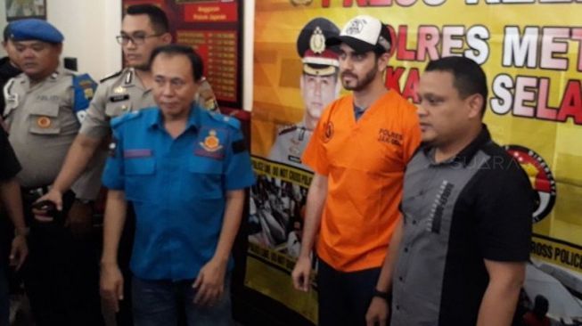 Fachri Albar dihadirkan polisi, usai tertangkap karena kasus narkoba. (Wahyu Tri Laksono/Suara.com)