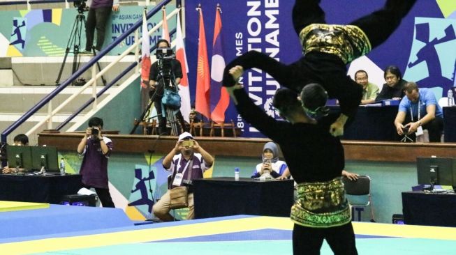 Pesilat nomor seni kategori ganda putra Yolla dan Hendy meraih medali emas di test event Asian Games 2018 [Suara.com/Syaiful Rachman]