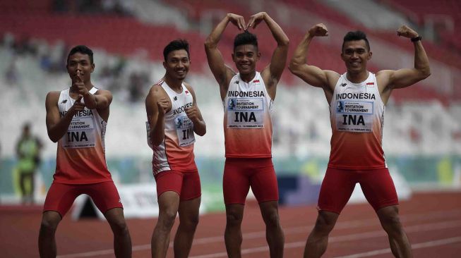 Tim lari estafet putra Indonesia (kiri ke kanan) Lalu Muhammad Zohri, Eko Rimbawan, Fadlin, dan Yaspi Bobi berpose usai final lari estafet 4x100 meter putra atletik 18th Asian Games Invitation Tournament di Stadion Utama Gelora Bung Karno, Senayan, Jakarta, Rabu (14/2).