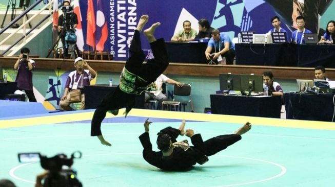 Pesilat nomor seni kategori ganda putra Yolla dan Hendy (kiri) meraih medali emas di test event Asian Games 2018 [Suara.com/Syaiful Rachman]