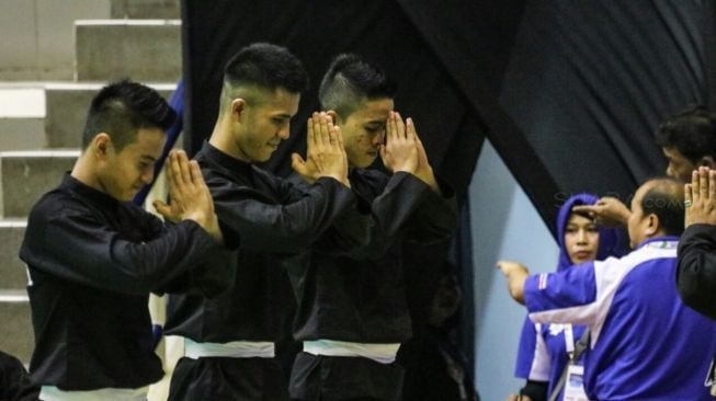 Trio Pesilat Indonesia, Anggi Faisal Mubarok-Nunu Nugraha-Asep Yuldan Sani, menyumbang medali emas nomor seni regu putra pencak silat test event Asian Games 2018 di Padepokan Pencak Silat, Taman Mini, Jakarta, Rabu (14/2). [Suara.com/Syaiful Rachman]