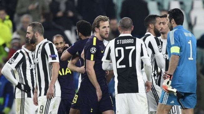 Para pemain Tottenham Hotspur dan Juventus saling bersalaman setelah kedua tim bermain imbang 2-2 di Allianz Stadium, Turin. Miguel MEDINA / AFP