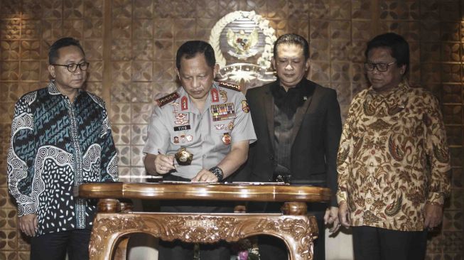 Kapolri Jenderal Tito Karnavian (kedua kiri) Menandatangani Nota Kesepahaman (MoU) DPR dan Polri yang disaksikan oleh Ketua DPR Bambang Soesatyo (ketiga kiri), Ketua MPR Zulkifli Hasan (kiri) dan Ketua DPD Oesman Sapta Odang (kanan) di Komplek Parlemen, Jakarta, Rabu (14/2).