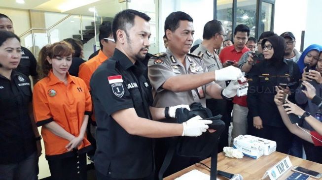 Artis Roro Fitria saat gelar perkara kasus sabu di Polres Jakarta Selatan, Kamis [15/2/2018]. [suara.com/Wahyu]